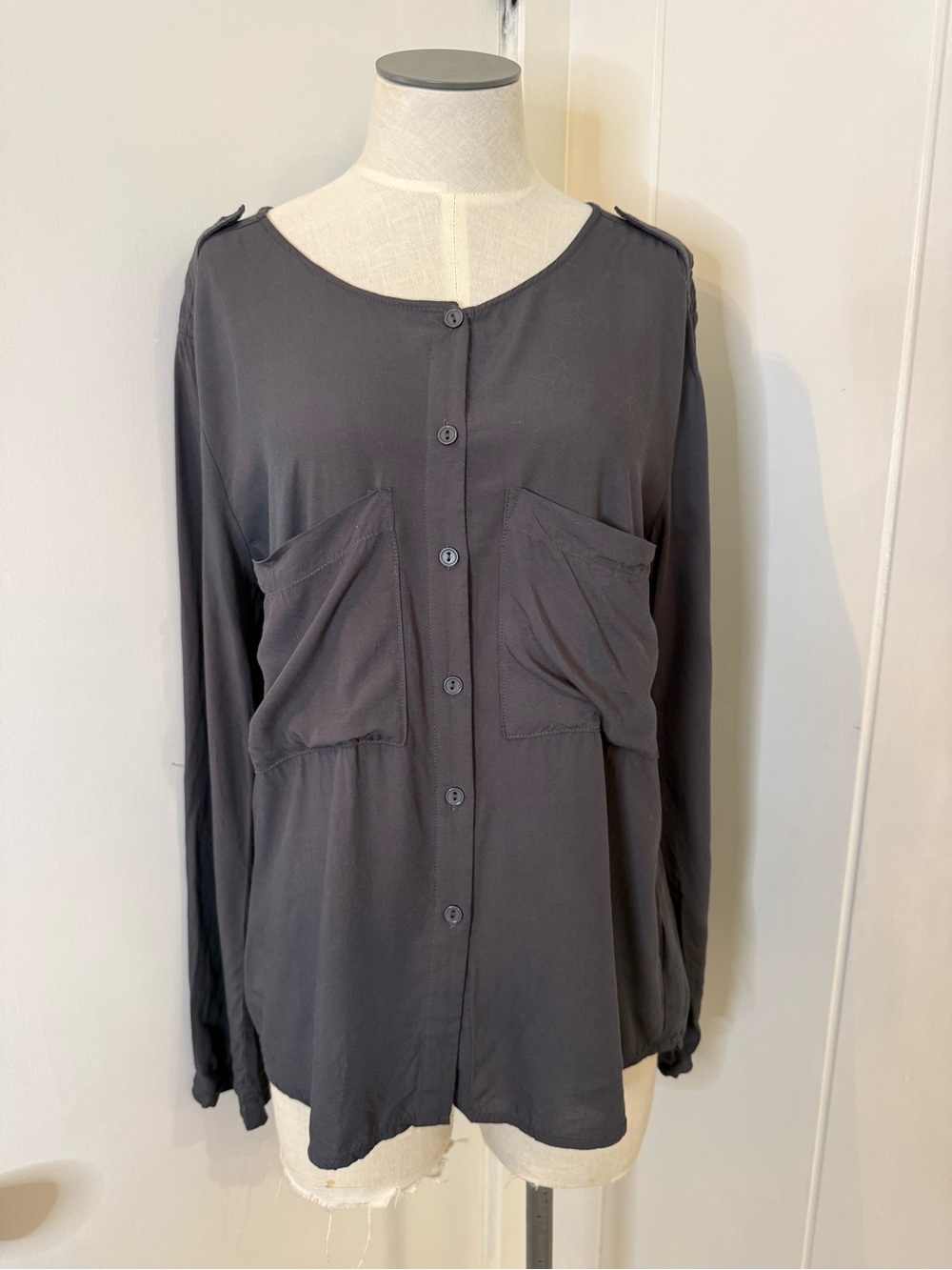 Velvet Heart Button-Front Long Sleeve Top in Charcoal Gray Sz S